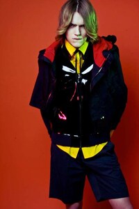 70s-Inspired Accessory Editorials Image 3