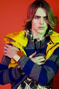 70s-Inspired Accessory Editorials Image 4