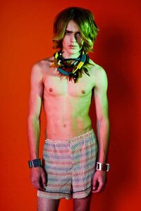 70s-Inspired Accessory Editorials Image 5