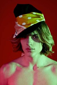 70s-Inspired Accessory Editorials Image 6