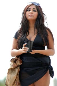 Shorthanded Celebrity Captures Image 7