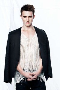 Off-Kilter Knitwear Shoots Image 5