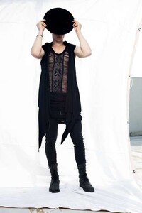 Off-Kilter Knitwear Shoots Image 6