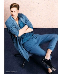 Minimalist 80s Fashion Image 3