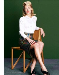 Minimalist 80s Fashion Image 6