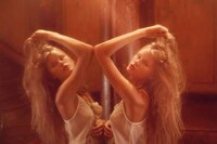 Warm Goddess-Like Editorials Image 5