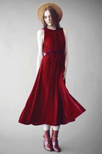 Pre-Raphaelites-Inspired Fashion Image 2