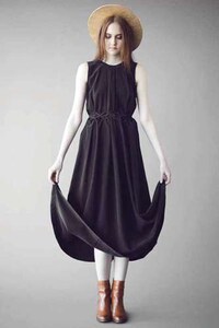 Pre-Raphaelites-Inspired Fashion Image 3