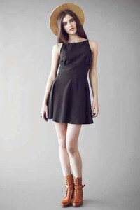 Pre-Raphaelites-Inspired Fashion Image 4