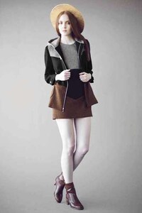 Pre-Raphaelites-Inspired Fashion Image 6