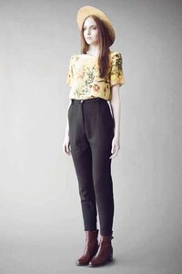 Pre-Raphaelites-Inspired Fashion Image 7
