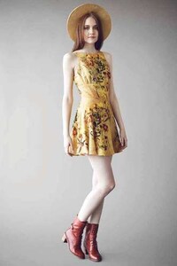 Pre-Raphaelites-Inspired Fashion Image 8