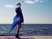 Exotic Bird-Inspired Fashion Image 7