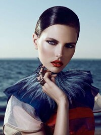 Exotic Bird-Inspired Fashion Image 8