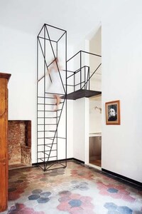 Wiry Minimal Stairs Image 2