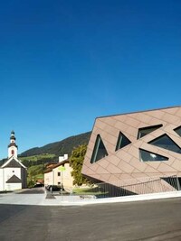 Geometric Gem Structures Image 3