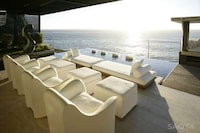 Wall-Less Seaside Sanctuaries Image 3