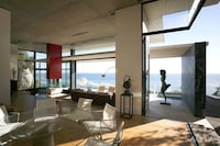 Wall-Less Seaside Sanctuaries Image 6