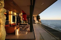 Wall-Less Seaside Sanctuaries Image 7