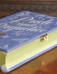 Fashionable Literature Purses Image 4