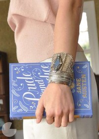 Fashionable Literature Purses Image 5