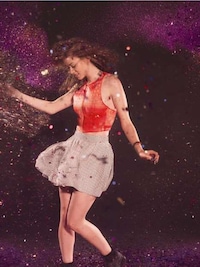 Shimmer-Splattered Photoshoots Image 6