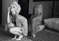 Monochromatic Bombshell Photoshoots Image 8