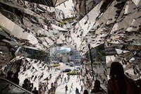 Mind-Bending Mirror Entranceways Image 2