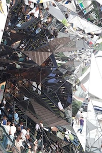Mind-Bending Mirror Entranceways Image 4