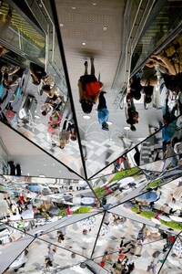 Mind-Bending Mirror Entranceways Image 5