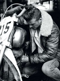 Vintage Monochromatic Photoshoots Image 6