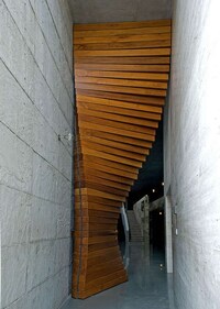 Atypical Curving Entranceways Image 2