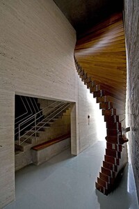 Atypical Curving Entranceways Image 8