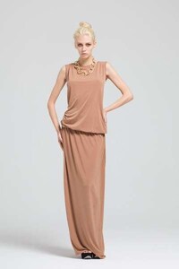 20s-Inspired Minimalist Attire