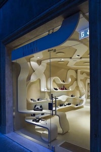 Hypnotic Ribbon-Lined Retailers Image 8