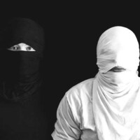 Eerie Headless Portraits Image 8