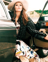 70s-Inspired Seaside Photoshoots Image 3