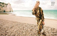 70s-Inspired Seaside Photoshoots Image 5