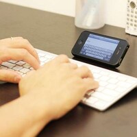 Finger-Gripping Phone Holders Image 3
