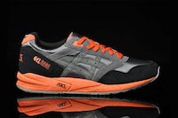 90S-Inspired Running Shoes Image 2