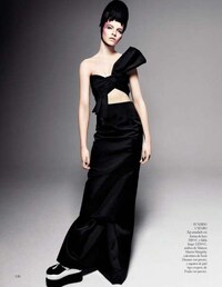 Forehead-Accentuated Editorials Image 3