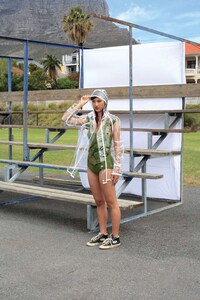 Fashionable Flower Arrangement Lookbooks Image 6