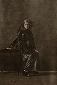 Glamorously Ghostly Photoshoots Image 2