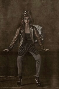 Glamorously Ghostly Photoshoots Image 3