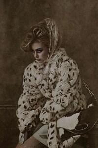 Glamorously Ghostly Photoshoots Image 7