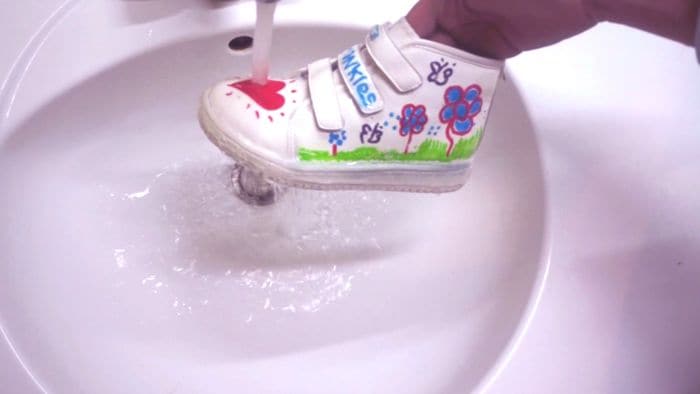 Art-Displaying Kids Shoes