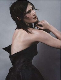 Grungy Widow-Inspired Fashion Image 5