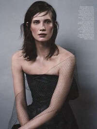 Grungy Widow-Inspired Fashion Image 6