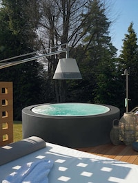Hottub-Like Swimming Pools Image 2