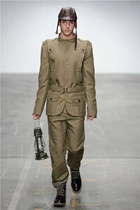 Eccentric Aviator Catwalks Image 6